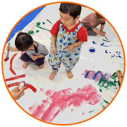 みんなで筆アートで楽しんでいる様子