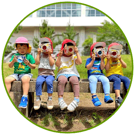 晴れた日に近くの公園で遊んでいる様子